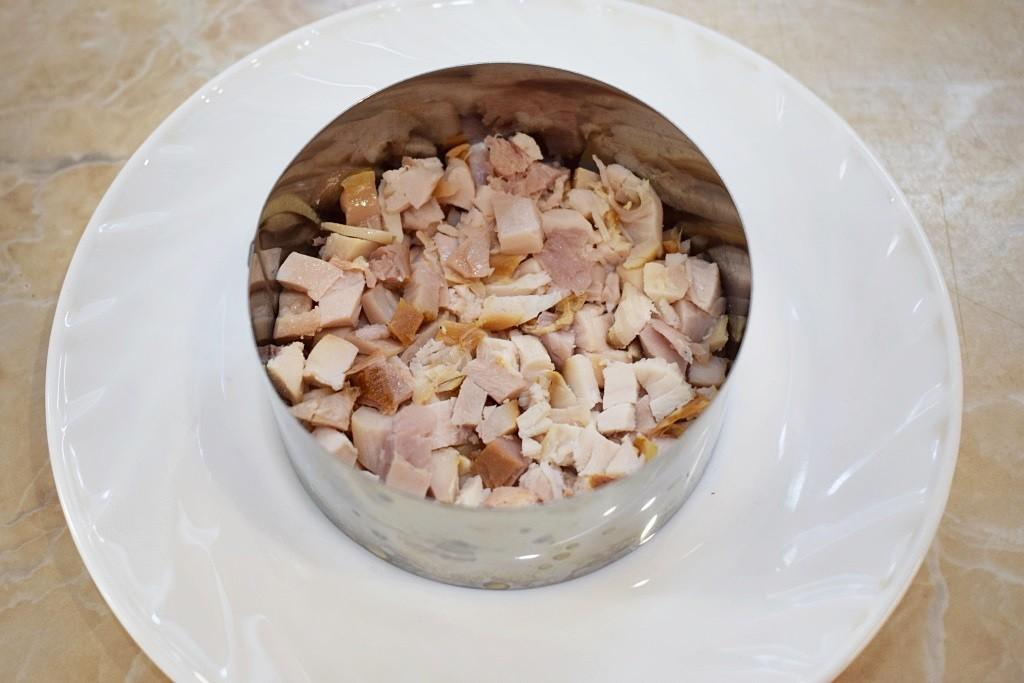 Шаг 2 приготовления Салат вареное яйцо копченая курица сыр маринованные грибы