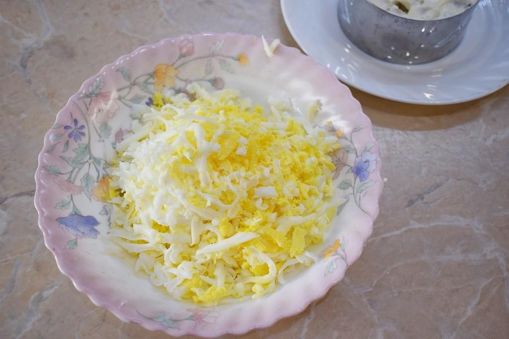 Шаг 4 приготовления Салат вареное яйцо копченая курица сыр маринованные грибы