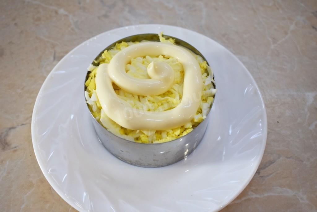 Шаг 5 приготовления Салат вареное яйцо копченая курица сыр маринованные грибы