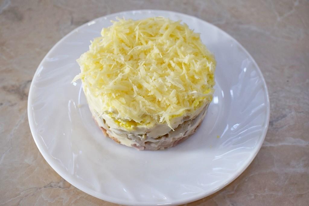 Шаг 6 приготовления Салат вареное яйцо копченая курица сыр маринованные грибы