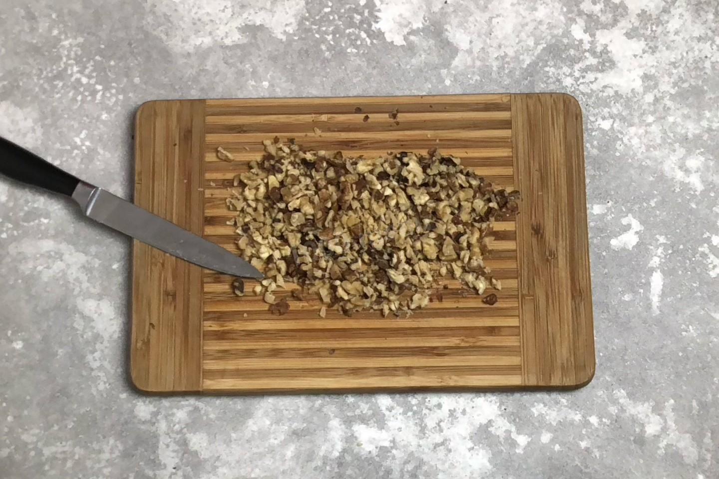 Шаг 7 приготовления Салат Елочная игрушка с ананасом грецкими орехами и курицей