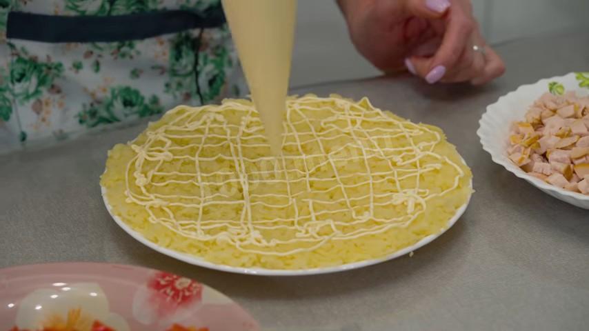 Шаг 11 приготовления Слоёный салат с курицей на праздник