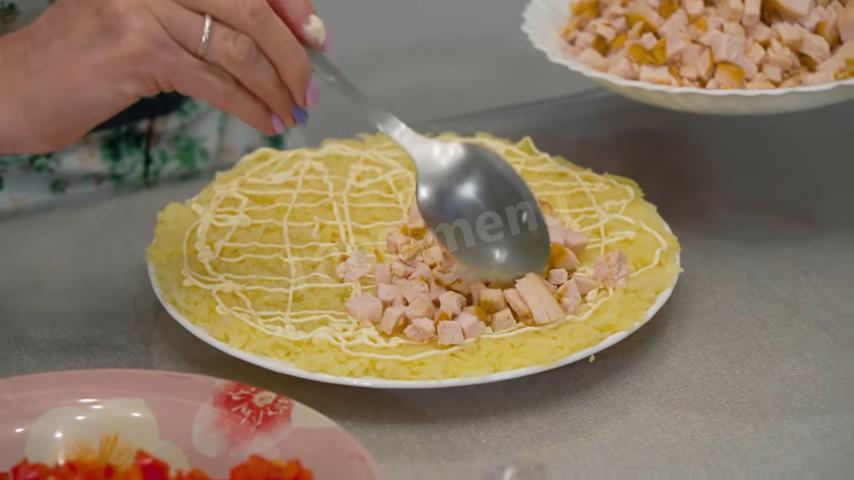 Шаг 12 приготовления Слоёный салат с курицей на праздник