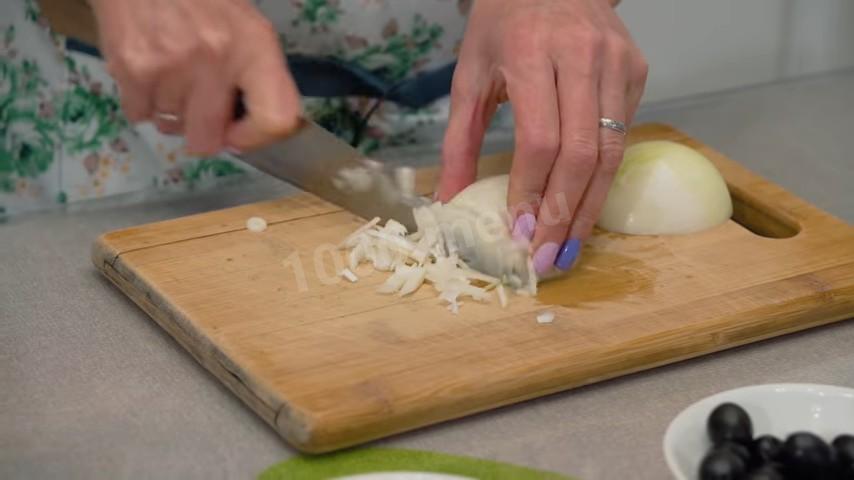 Шаг 2 приготовления Слоёный салат с курицей на праздник