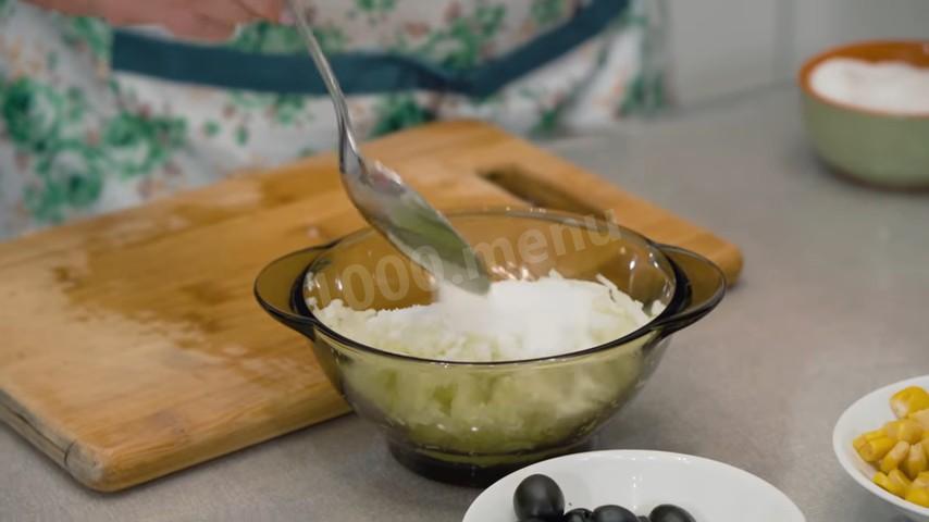 Шаг 5 приготовления Слоёный салат с курицей на праздник