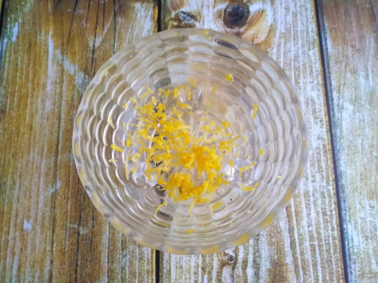 Шаг 1 приготовления Салат из свежей моркови с айвой мандаринами медом