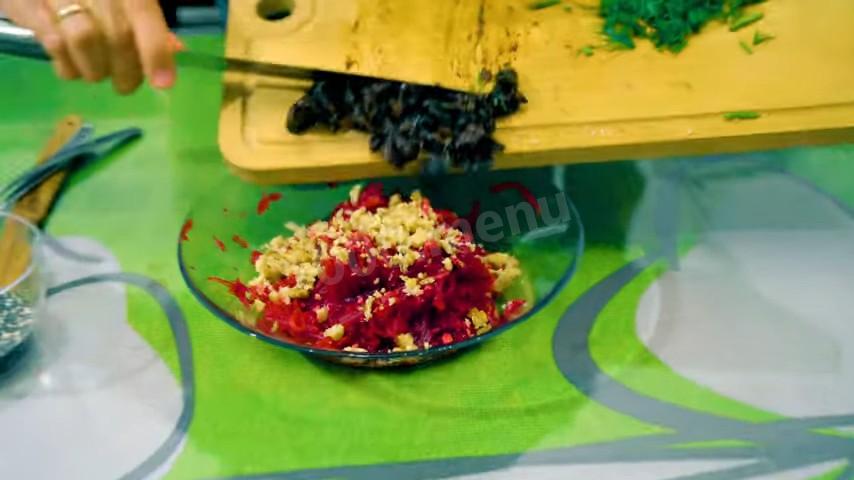 Шаг 6 приготовления Свекольный салат с черносливом и грецким орехом