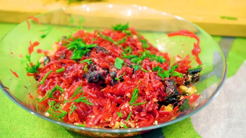 Шаг 7 приготовления Свекольный салат с черносливом и грецким орехом
