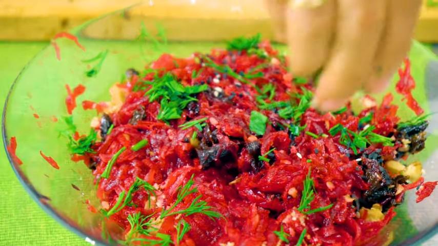 Шаг 8 приготовления Свекольный салат с черносливом и грецким орехом