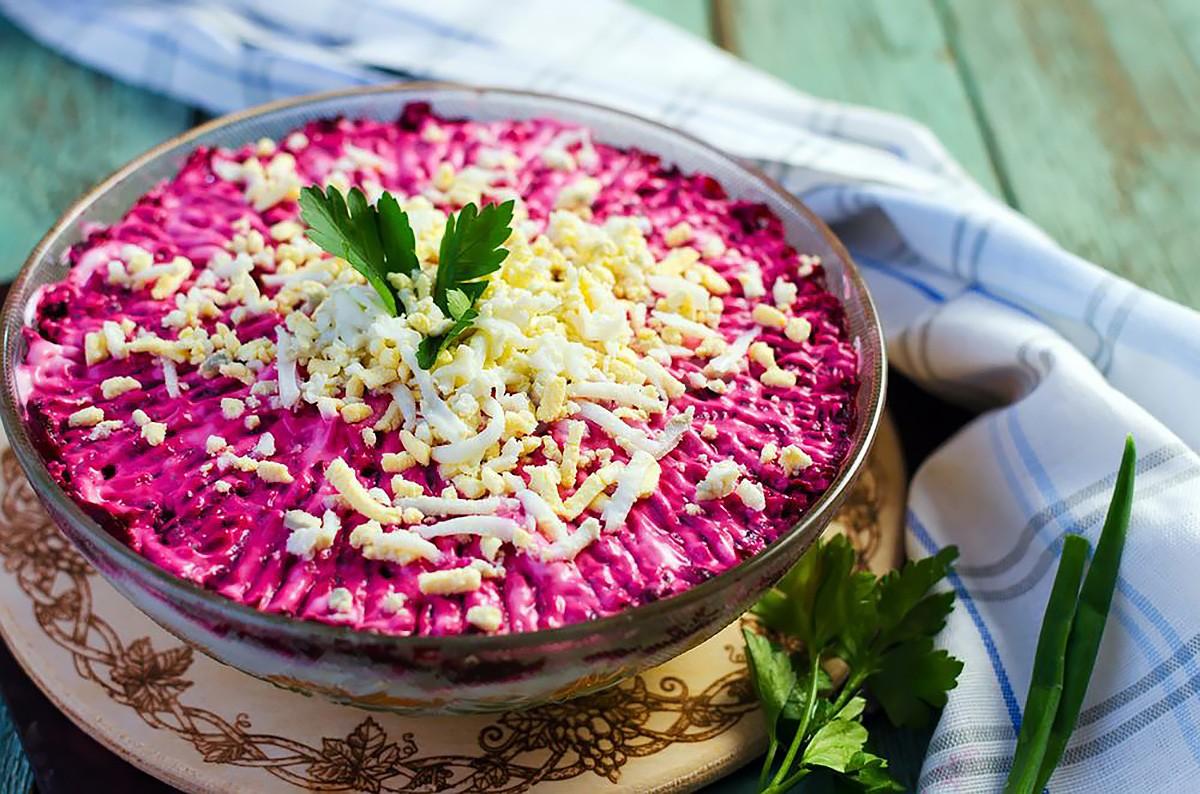Обложка рецепта Салат со свеклой копченой курицей и корейской морковью