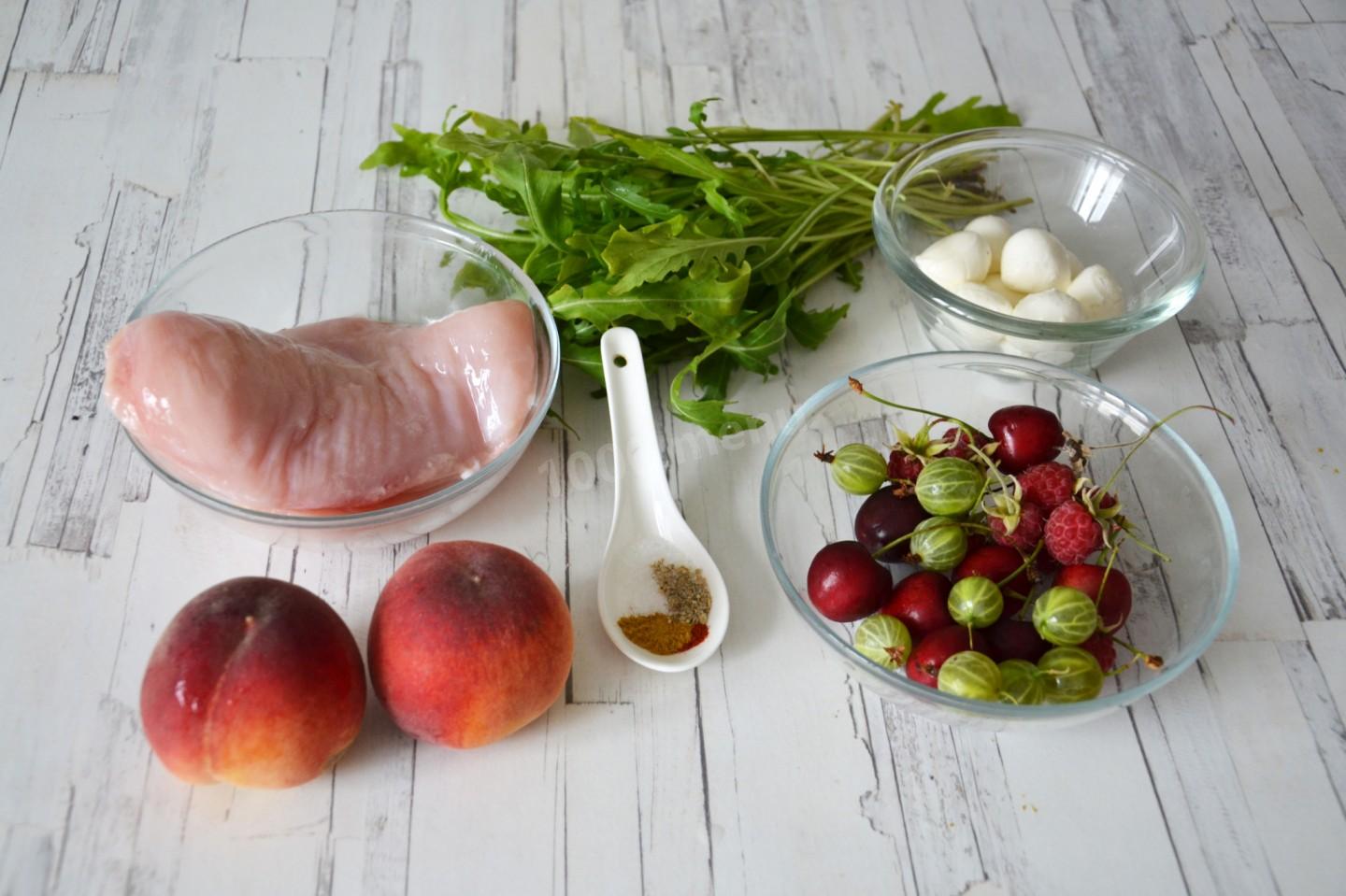 Шаг 1 приготовления Салат с курицей, персиками, моцареллой и рукколой