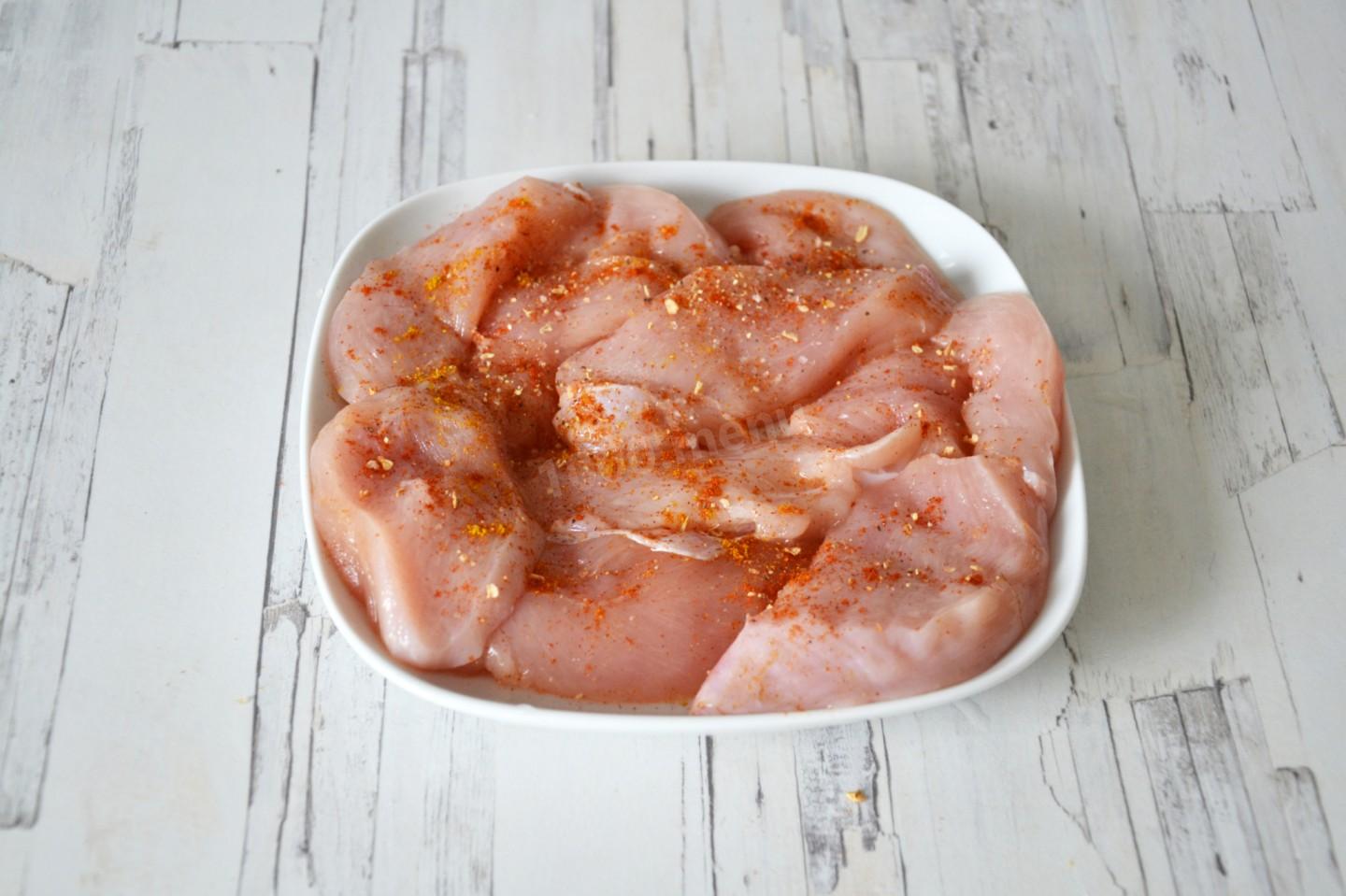 Шаг 2 приготовления Салат с курицей, персиками, моцареллой и рукколой