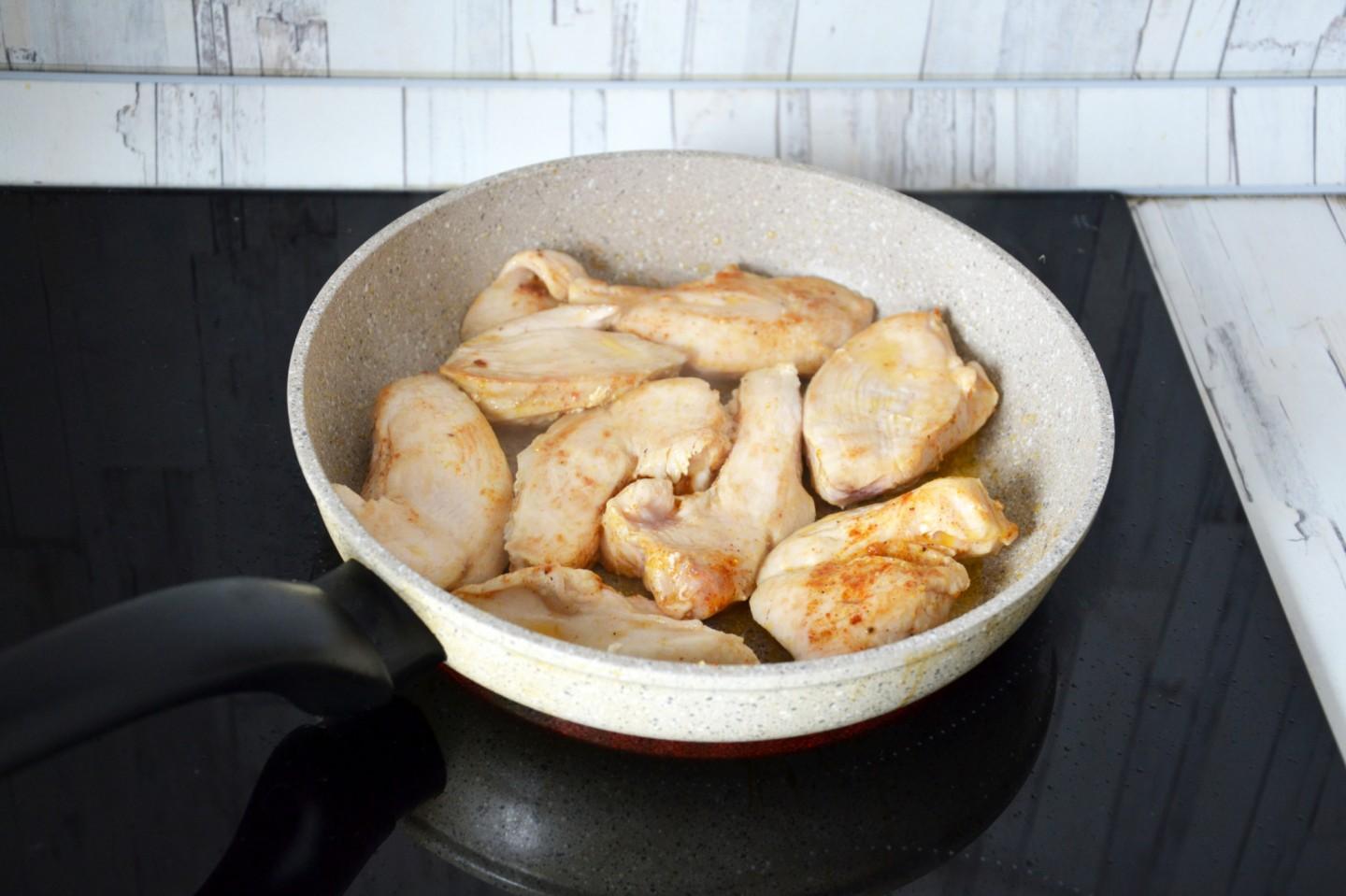 Шаг 3 приготовления Салат с курицей, персиками, моцареллой и рукколой