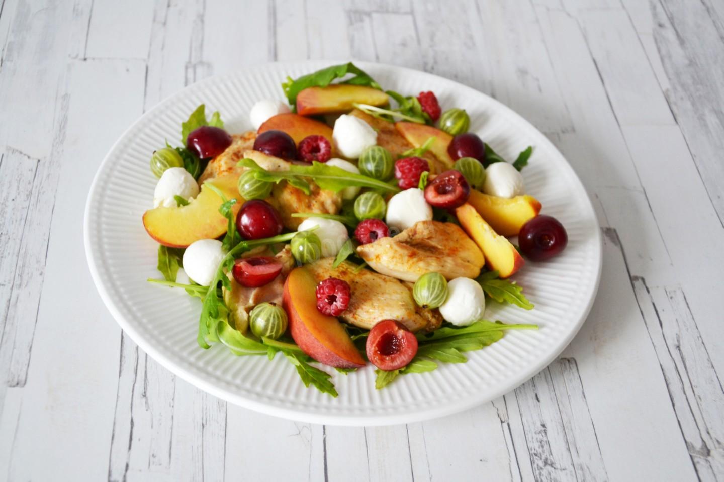 Шаг 9 приготовления Салат с курицей, персиками, моцареллой и рукколой