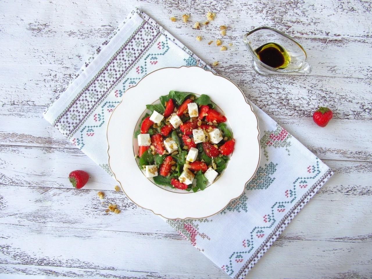 Шаг 11 приготовления Салат с рукколой, клубникой и сыром фета