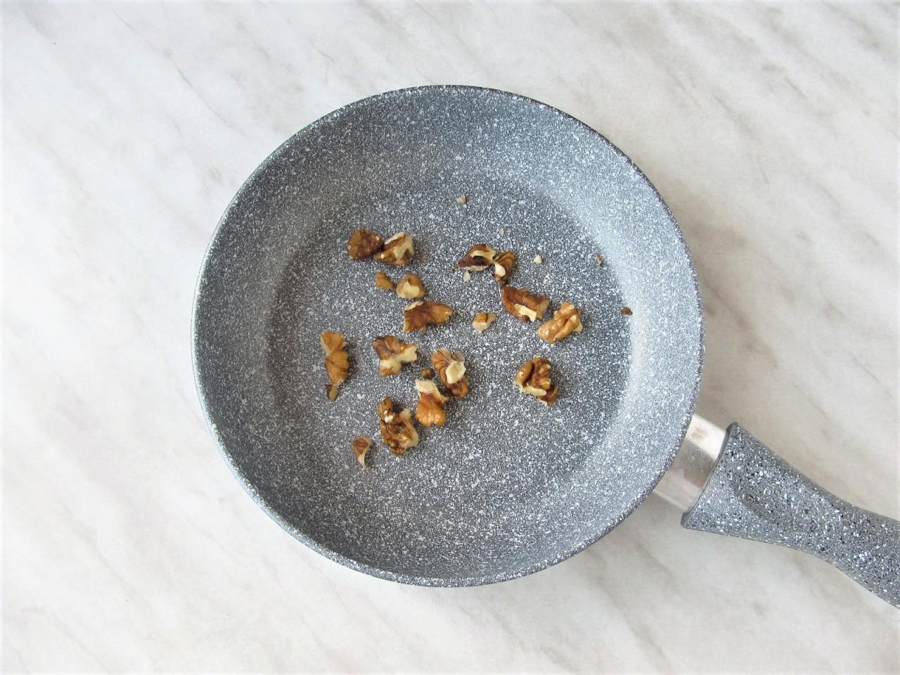 Шаг 2 приготовления Салат с рукколой, клубникой и сыром фета