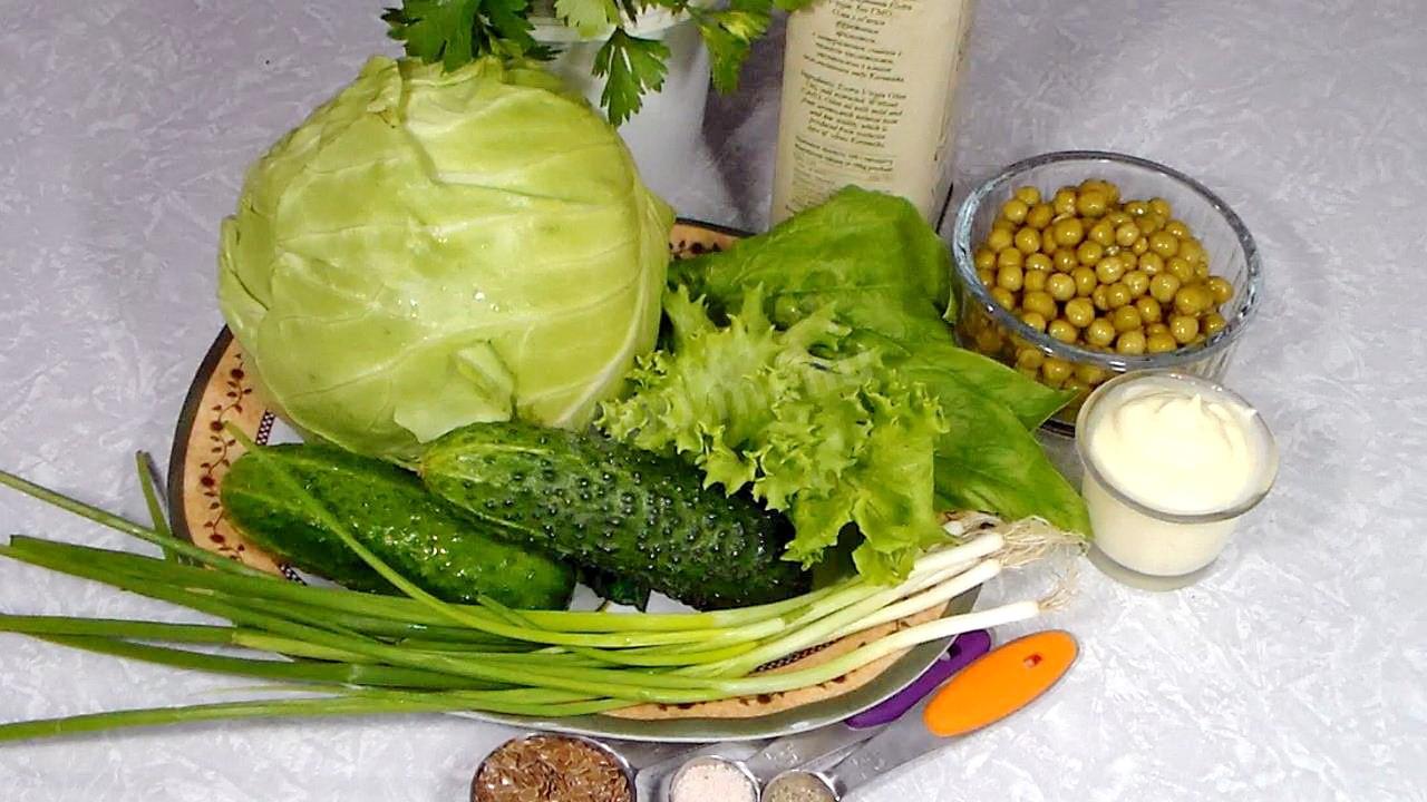 Шаг 1 приготовления Салат из молодой капусты с огурцами, шпинатом и зеленью