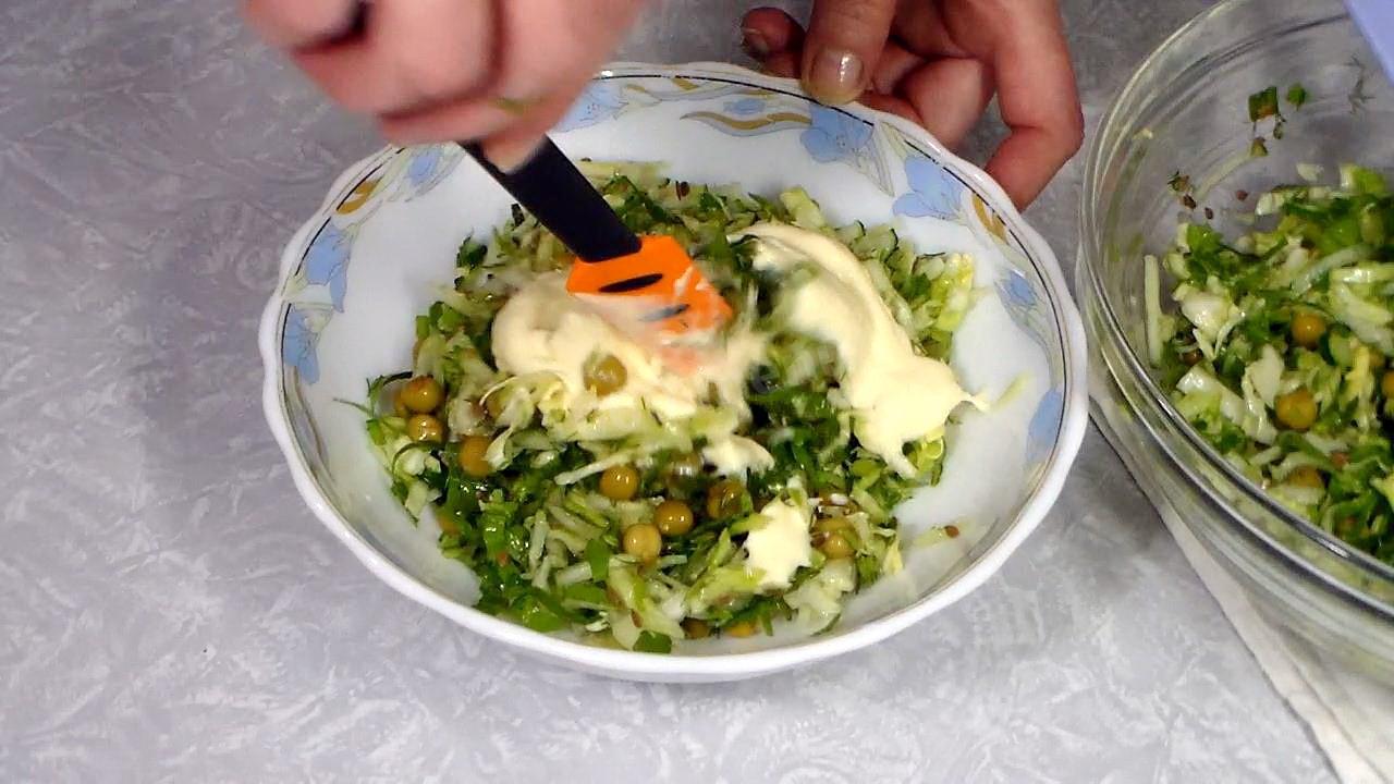 Шаг 10 приготовления Салат из молодой капусты с огурцами, шпинатом и зеленью