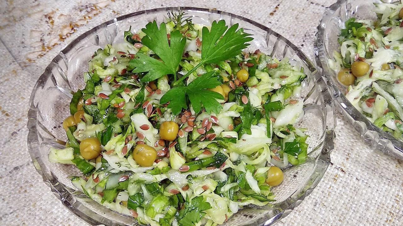 Шаг 11 приготовления Салат из молодой капусты с огурцами, шпинатом и зеленью