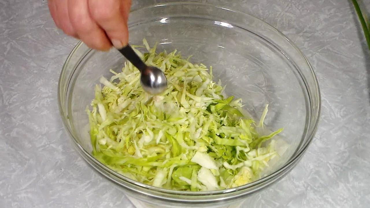 Шаг 2 приготовления Салат из молодой капусты с огурцами, шпинатом и зеленью
