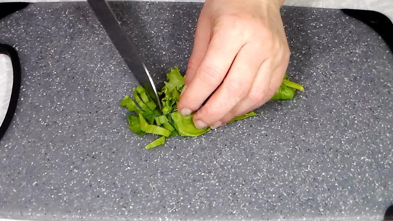 Шаг 3 приготовления Салат из молодой капусты с огурцами, шпинатом и зеленью