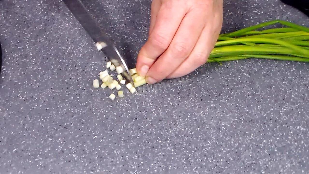 Шаг 4 приготовления Салат из молодой капусты с огурцами, шпинатом и зеленью