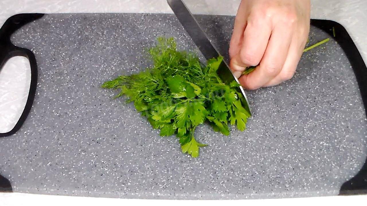 Шаг 5 приготовления Салат из молодой капусты с огурцами, шпинатом и зеленью