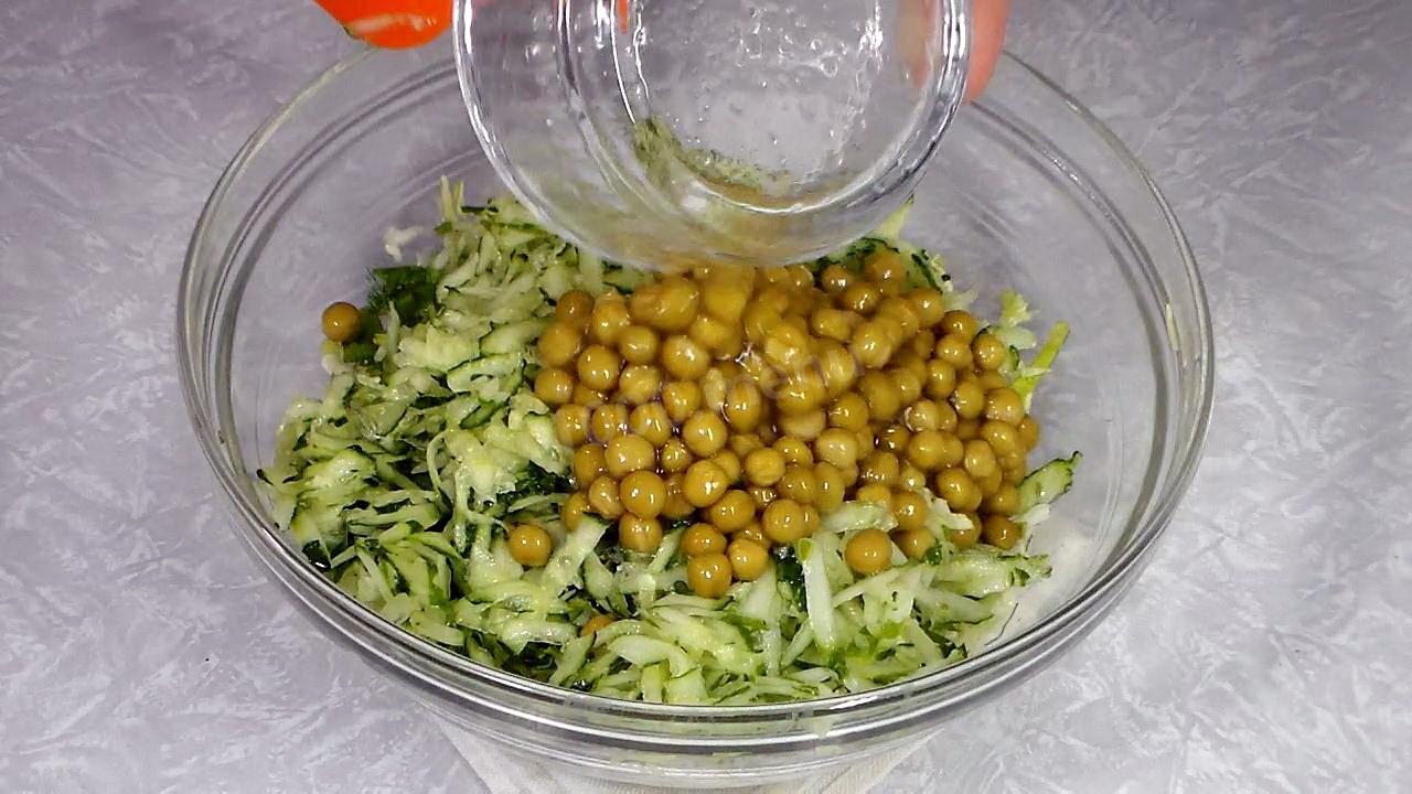 Шаг 7 приготовления Салат из молодой капусты с огурцами, шпинатом и зеленью