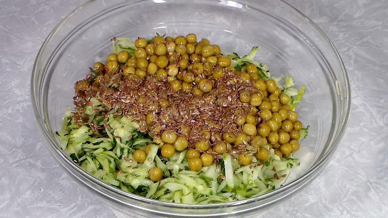 Шаг 8 приготовления Салат из молодой капусты с огурцами, шпинатом и зеленью