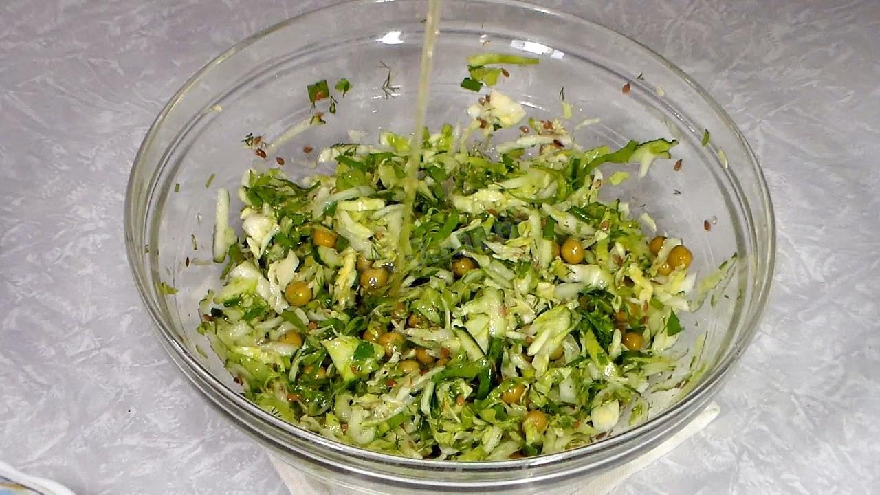 Шаг 9 приготовления Салат из молодой капусты с огурцами, шпинатом и зеленью