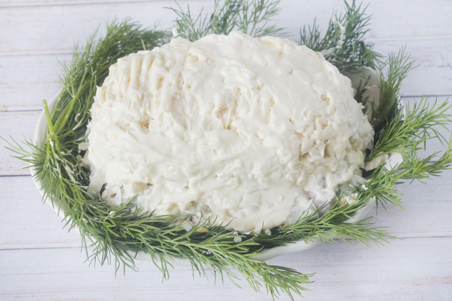 Шаг 10 приготовления Салат черепаха с копченой курицей и грецкими орехами
