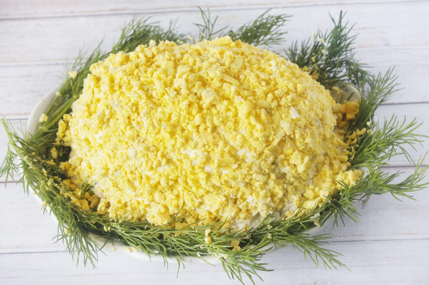 Шаг 11 приготовления Салат черепаха с копченой курицей и грецкими орехами