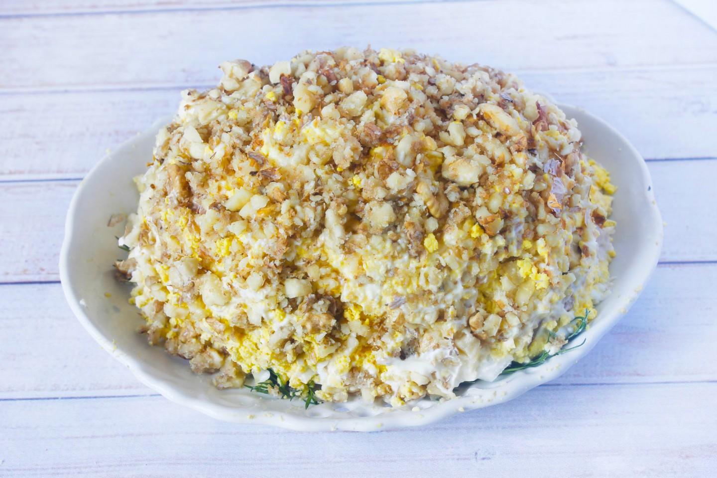 Шаг 12 приготовления Салат черепаха с копченой курицей и грецкими орехами