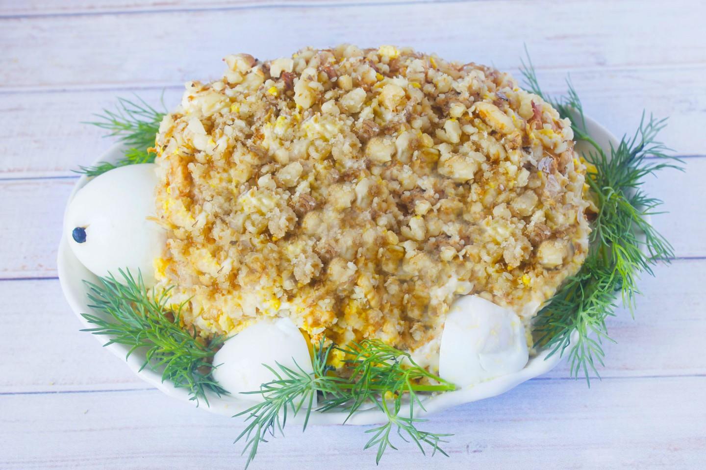 Шаг 13 приготовления Салат черепаха с копченой курицей и грецкими орехами
