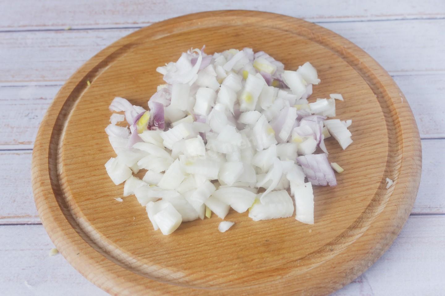 Шаг 2 приготовления Салат черепаха с копченой курицей и грецкими орехами