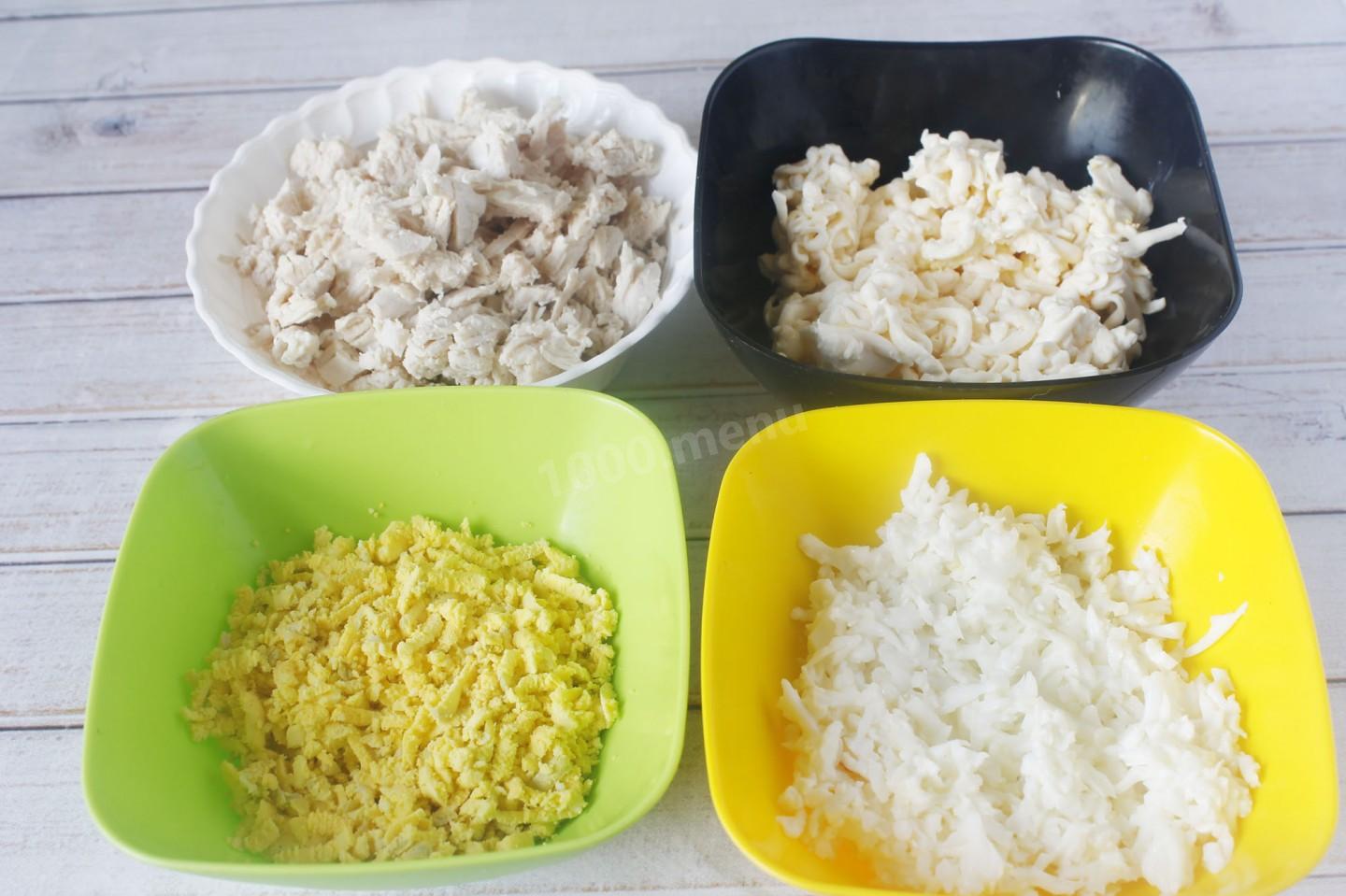 Шаг 3 приготовления Салат черепаха с копченой курицей и грецкими орехами