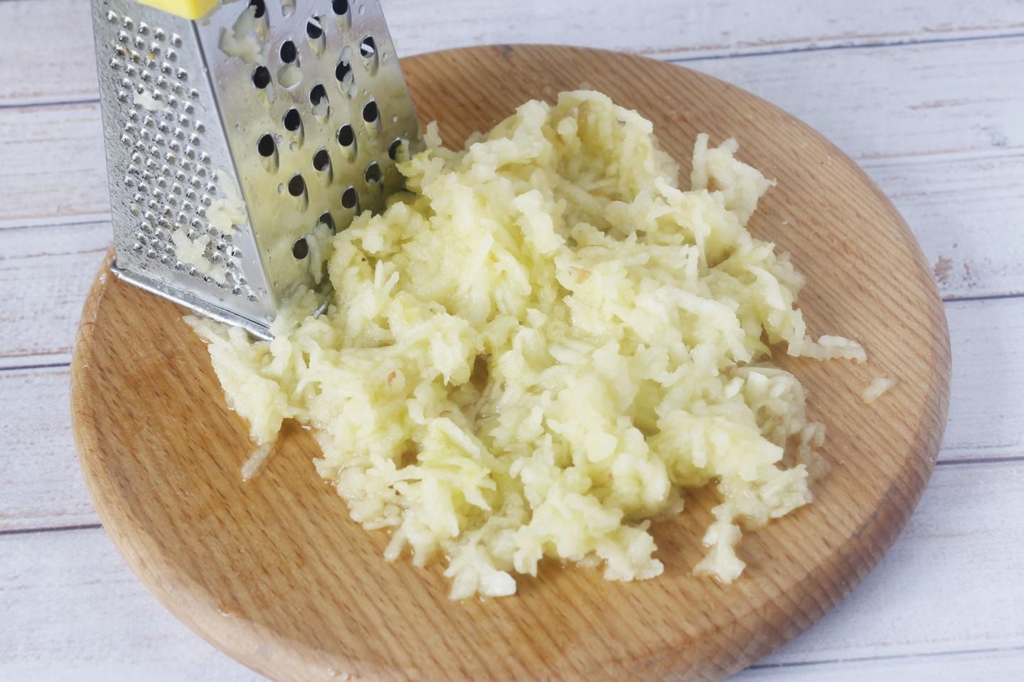 Шаг 4 приготовления Салат черепаха с копченой курицей и грецкими орехами