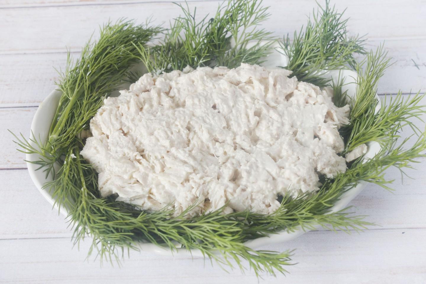 Шаг 5 приготовления Салат черепаха с копченой курицей и грецкими орехами