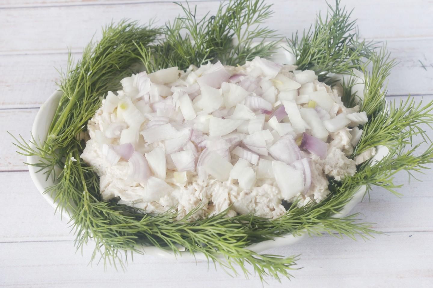 Шаг 6 приготовления Салат черепаха с копченой курицей и грецкими орехами