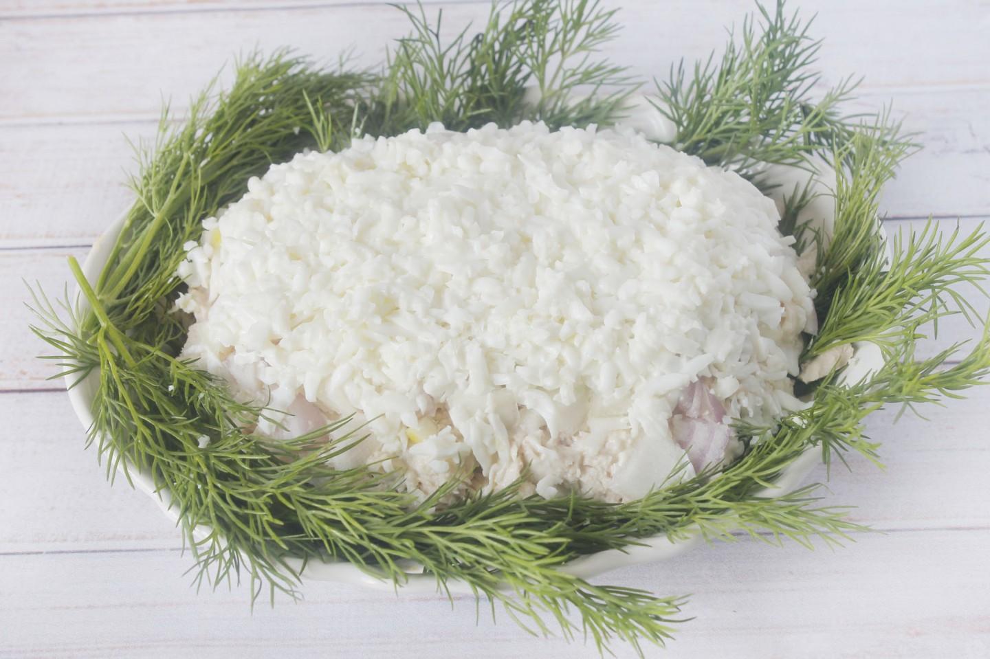 Шаг 7 приготовления Салат черепаха с копченой курицей и грецкими орехами