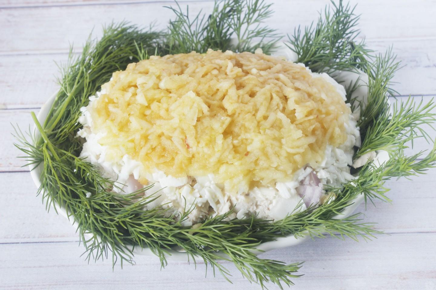 Шаг 8 приготовления Салат черепаха с копченой курицей и грецкими орехами