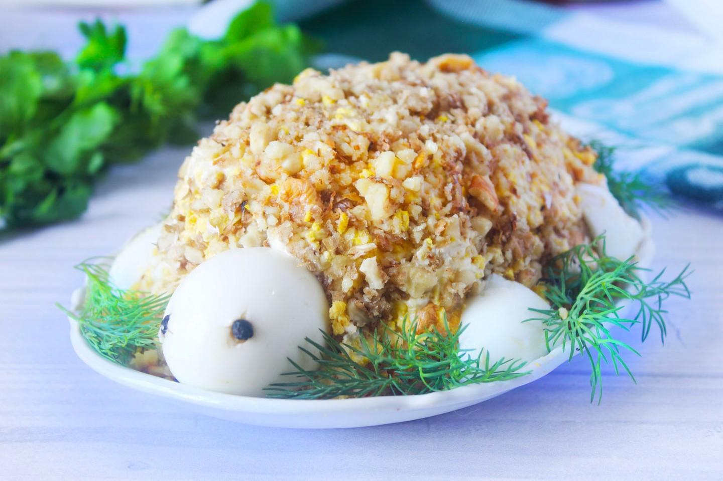 Обложка рецепта Салат черепаха с копченой курицей и грецкими орехами