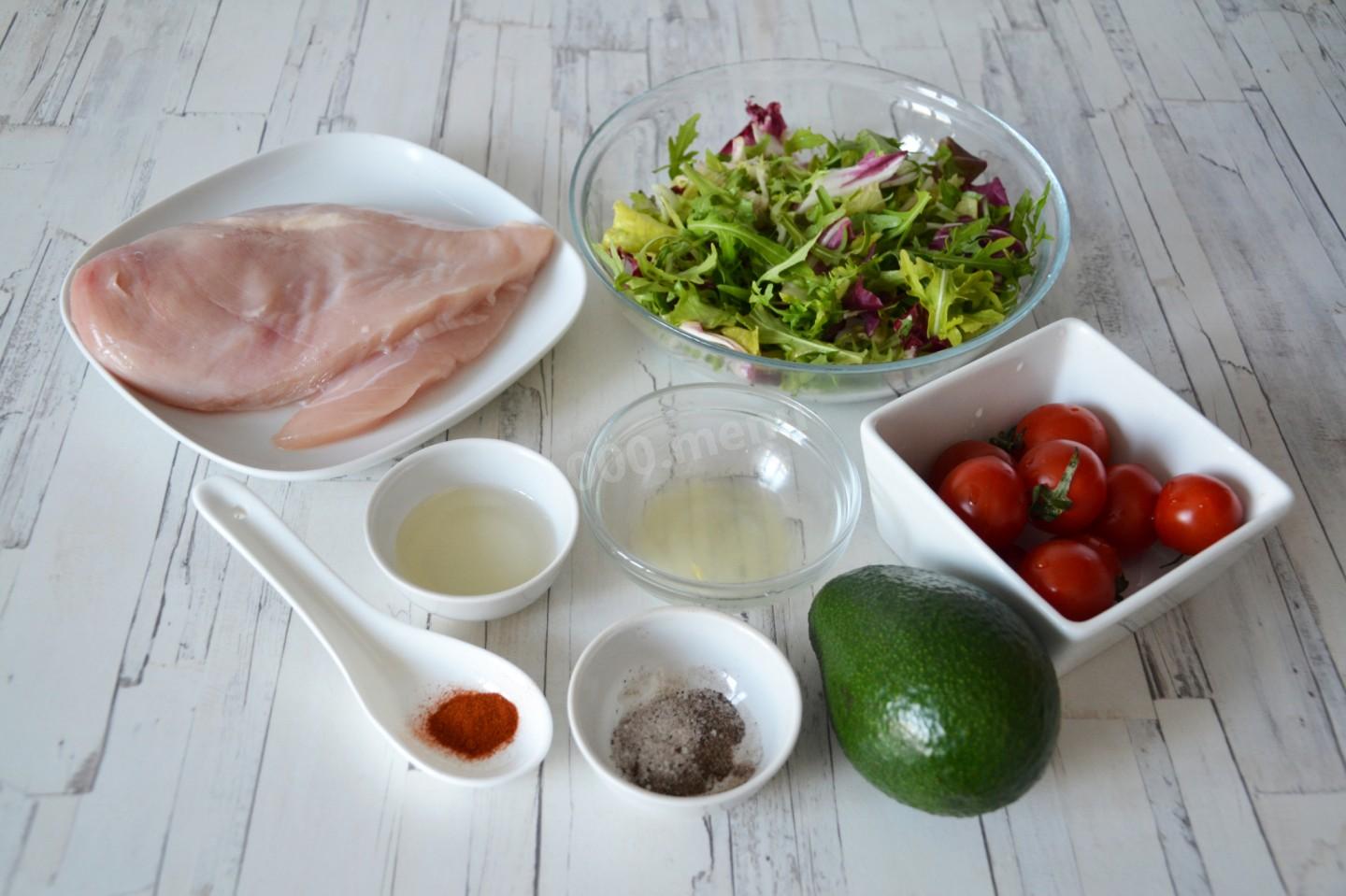 Шаг 1 приготовления Салат с запеченной курицей, авокадо, помидорами и зеленью