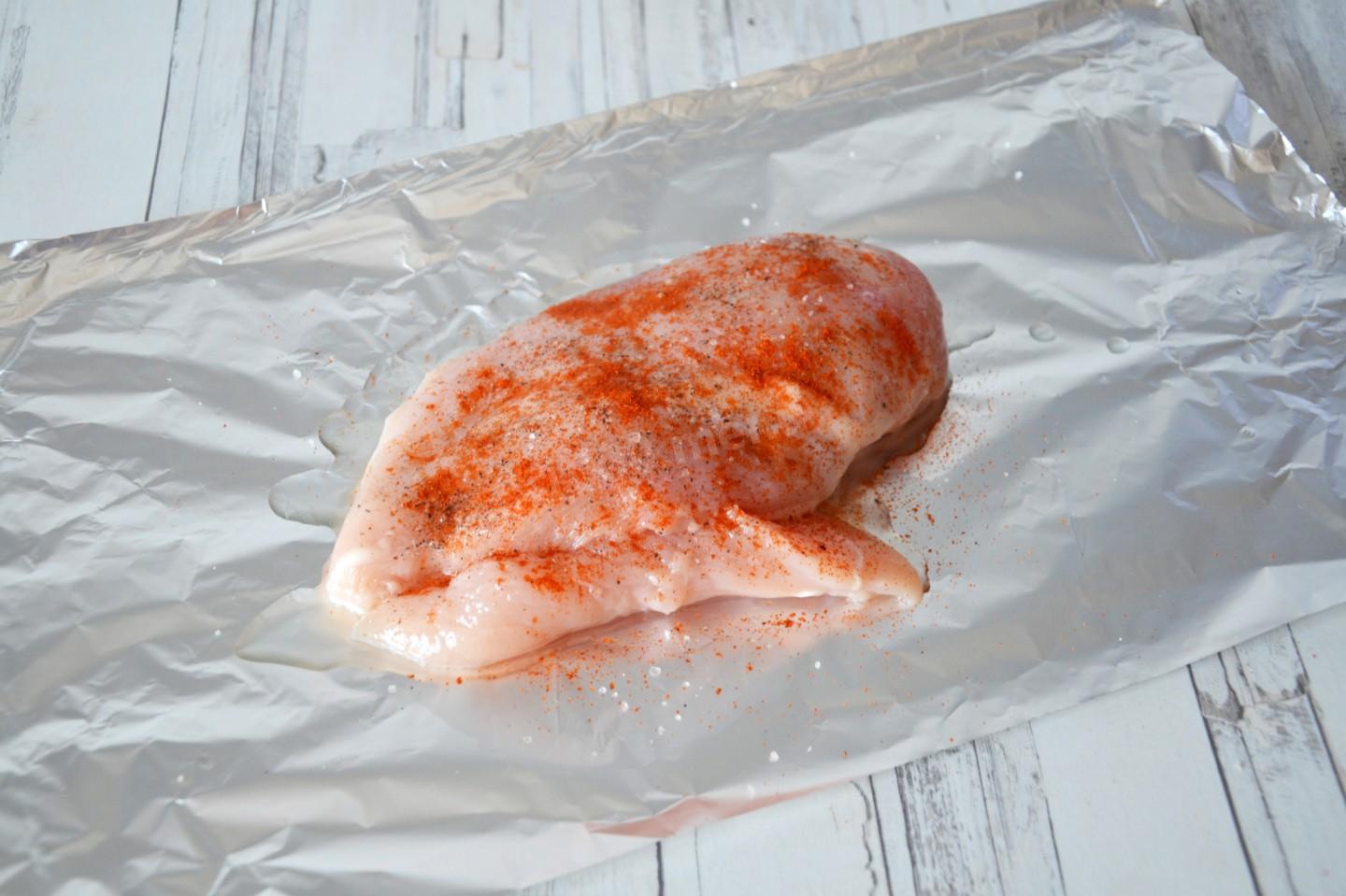 Шаг 2 приготовления Салат с запеченной курицей, авокадо, помидорами и зеленью