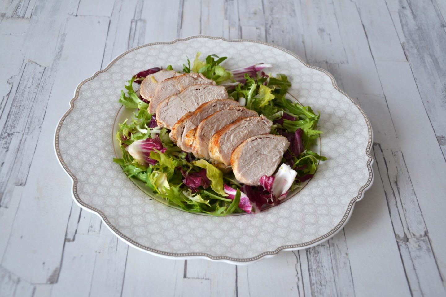Шаг 9 приготовления Салат с запеченной курицей, авокадо, помидорами и зеленью