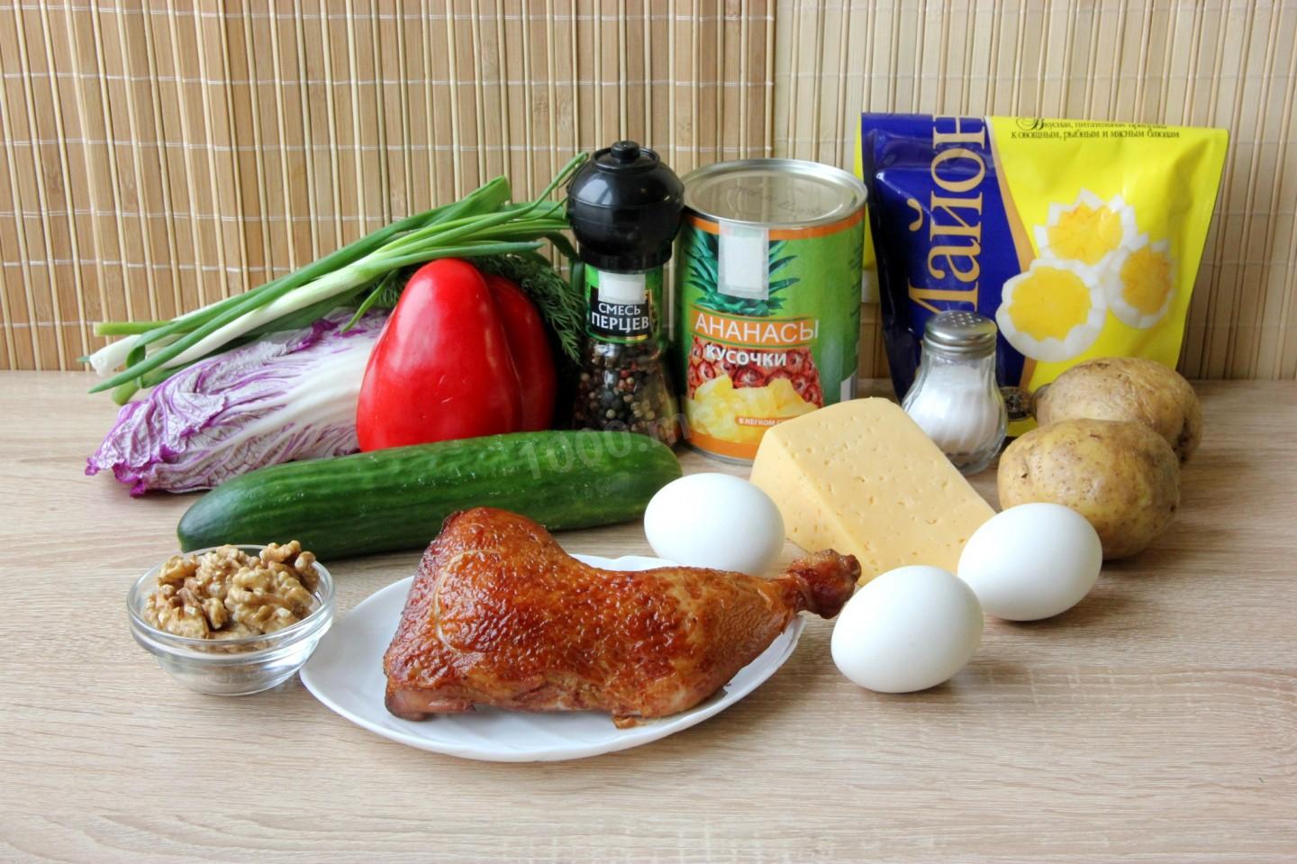 Шаг 1 приготовления Салат коктейль с копченой курицей и ананасом слоеный