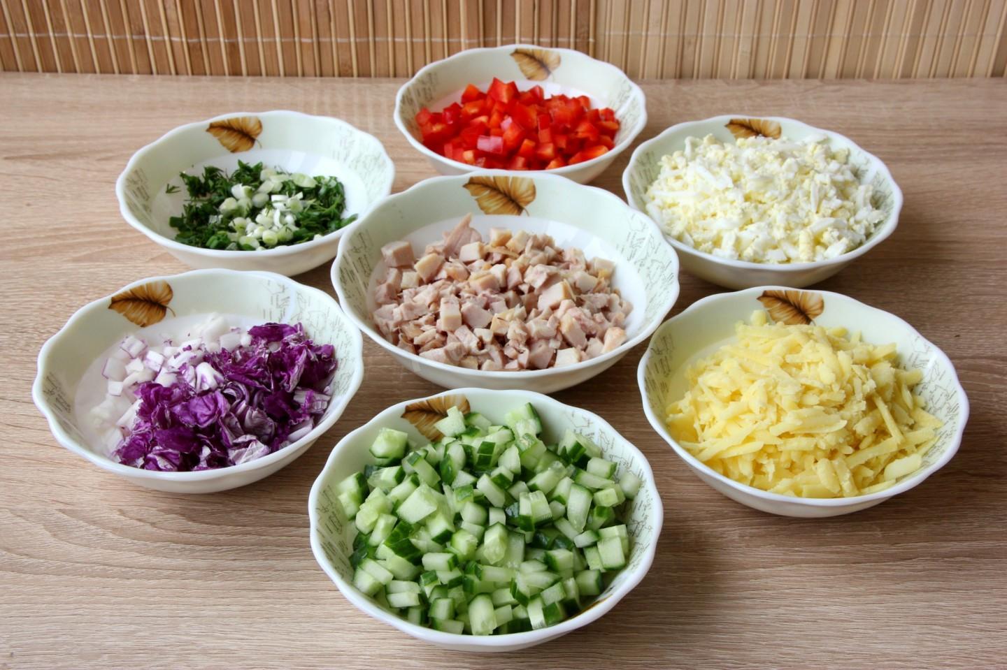 Шаг 3 приготовления Салат коктейль с копченой курицей и ананасом слоеный