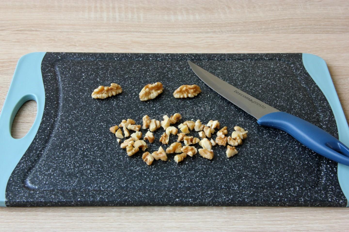 Шаг 4 приготовления Салат коктейль с копченой курицей и ананасом слоеный