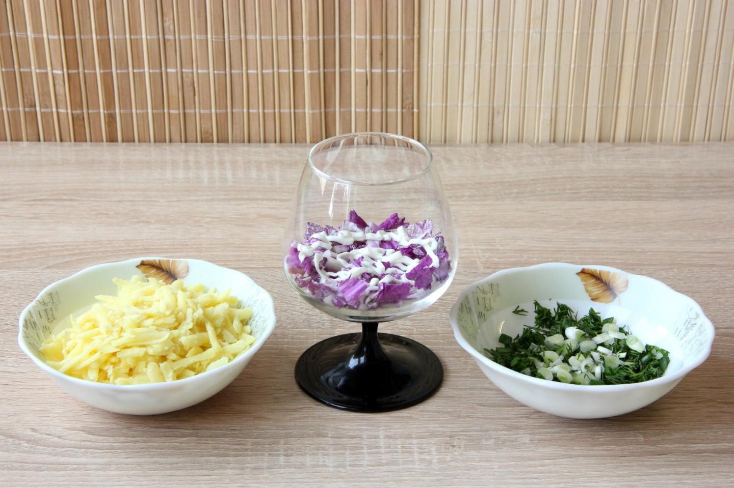 Шаг 5 приготовления Салат коктейль с копченой курицей и ананасом слоеный