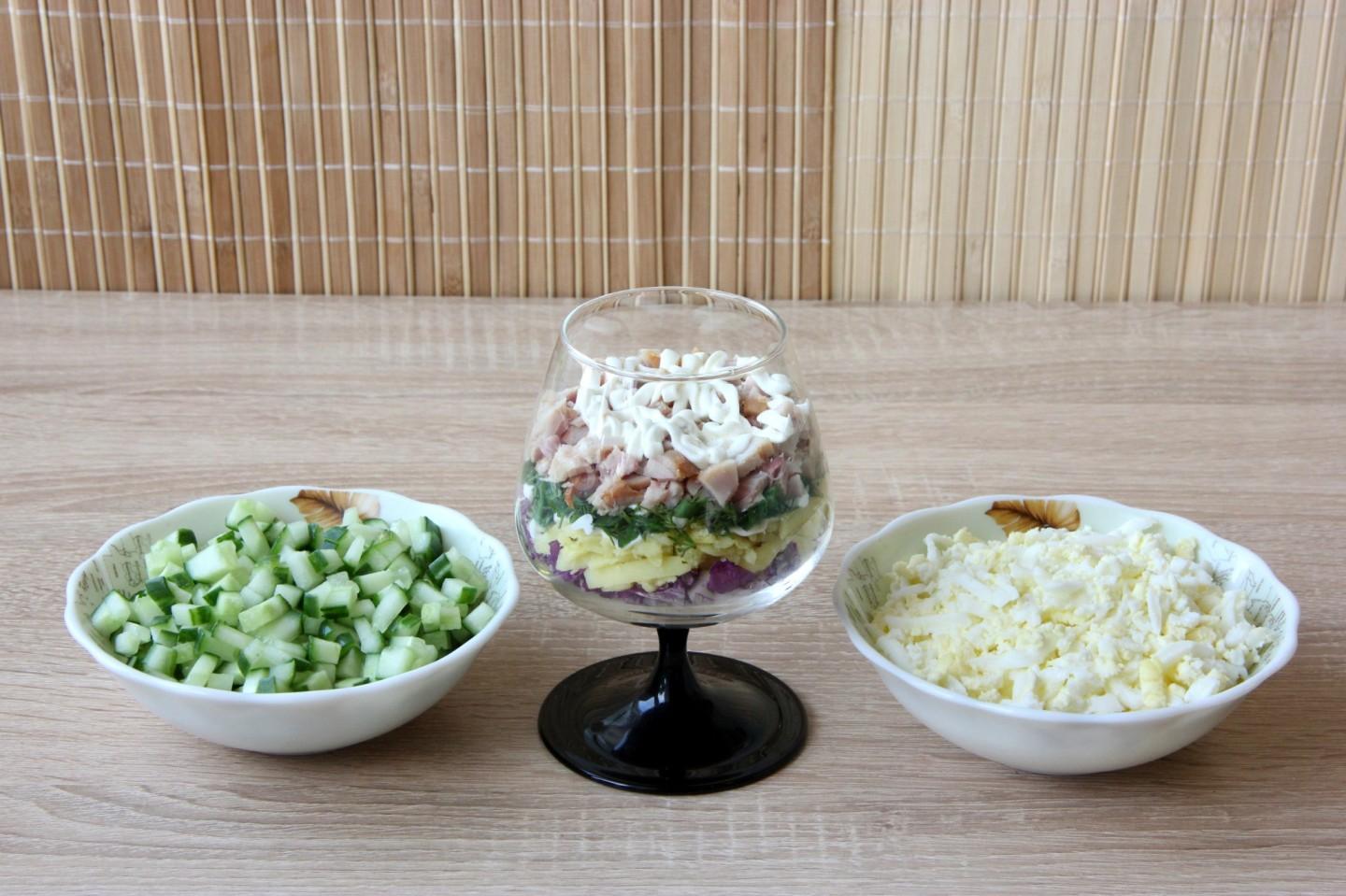 Шаг 6 приготовления Салат коктейль с копченой курицей и ананасом слоеный